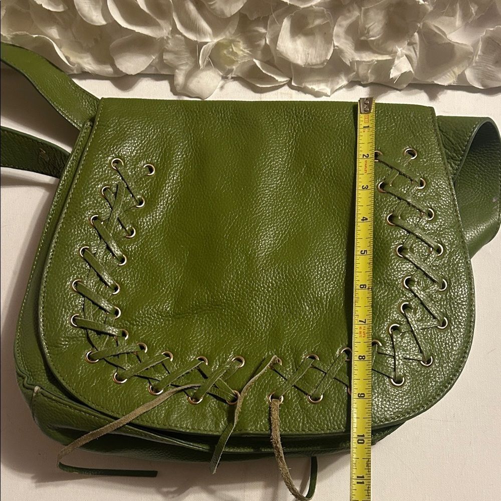 Elegant Olive Crossbody Bag with Lace Detailing - Picture 6 of 6